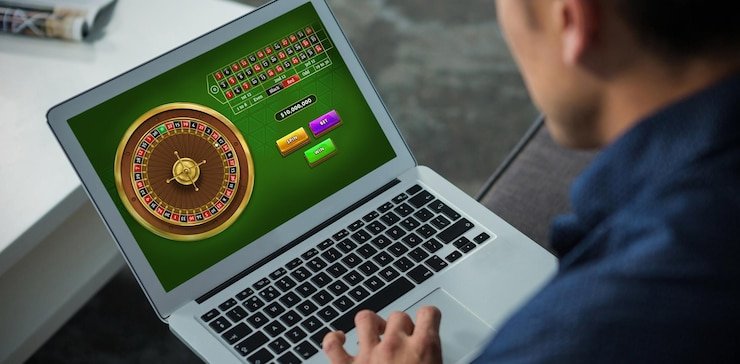 Pengguna memeriksa akses akun dengan hati-hati